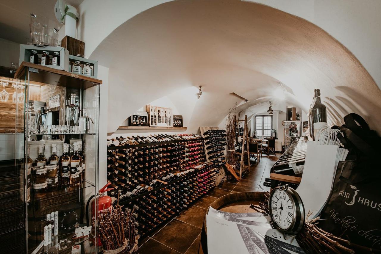Penzion Vino Hruska Pardubice Exteriör bild